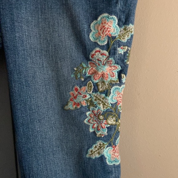 J Jill Floral Embroidered Authentic Fit Cropped Size 4  Jeans - Picture 2 of 6